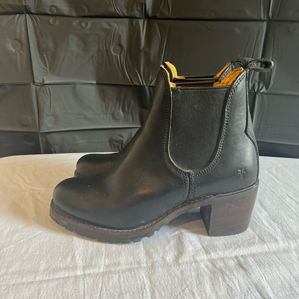 Sabrina FRYE leather boot